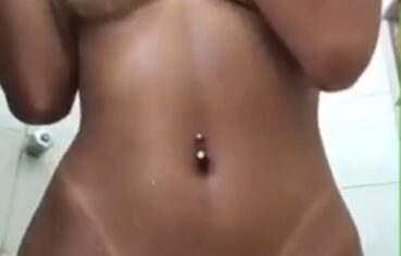 Camila Morena exibe o corpão debaixo do chuveiro e se masturba gostoso