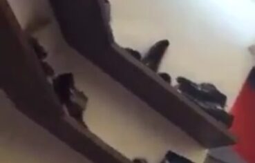 Casada Safada Exibe Buceta no Shopping de Saia Sem Calcinha