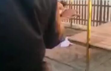 Casal Gringo Flagrado Transando na Praia com Polícia no Meio da Foda