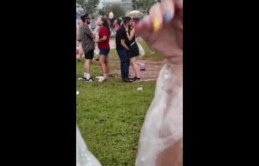 Casal Pegando Fogo e o Atrevido Enfiando a Mão na Buceta da Safada