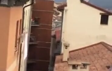 Casal safado pego no telhado em trepada quente de manhã cedo