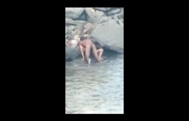 Casal safado pego transando na areia da praia no RedTube