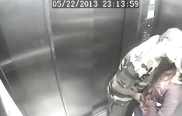 Casal Tarado Faz Sexo Selvagem no Elevador e Câmera Flagra Tudo
