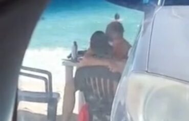 Casal Transa Na Praia E Quase Quebra A Cadeira Em Cena Quente