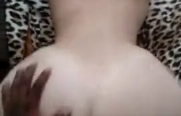 Cássia Amadora Exibe a Bunda Gigante Enfiando a Pica do Negão de Quatro