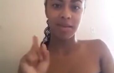 Cerejinha moreninha gostosa rebola com tesão no Face