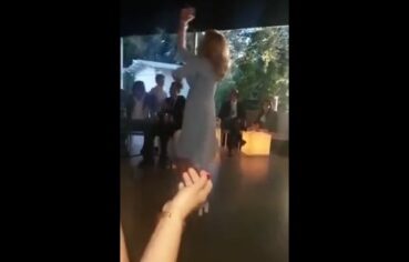 Coroa Safada Esquece a Calcinha e Mostra Tudo na Festa de Casamento