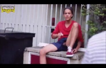Dois Novinhos Tarados Explorando o Sexo Anal com Tudo