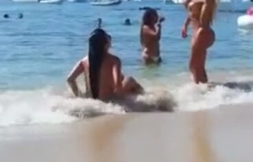 Duas Colombiana Sensacionais Pararam a Praia de Nudismo Com Seus Corpos Esculturais