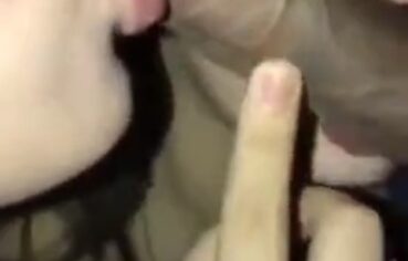 Duas Novinhas Safadas Mamando com Gula num Amigo Sortudo