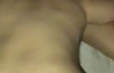 Duas novinhas taradas surram dois caras numa foda selvagem