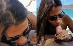 Elena Morena, a latina safada, chupando no meio da praia