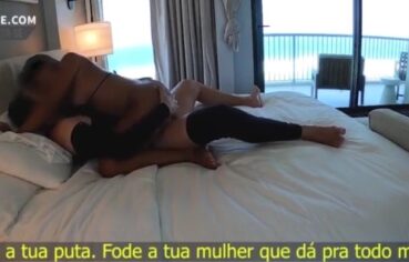 Esposa morena cavala quicando com força e entregando o rabo de quatro