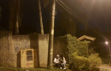 Esposinha tesuda arregaça o cuzinho na rola do amante
