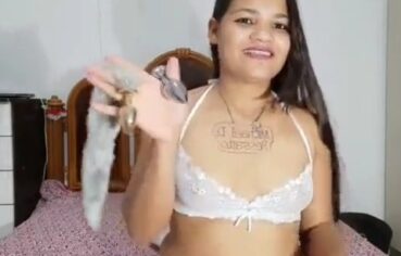 Ester, a ninfetinha, sentando gostoso e levando no cu de ladinho