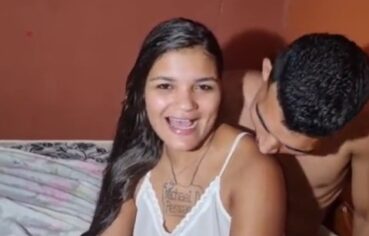 Ester Ninfa Leva Leitinho na Boca Após Transa Quente