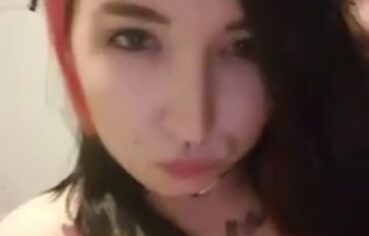 Felisa Novinha Exibe o Corpo e Enfia Consolo no Cu com Cara de Safada