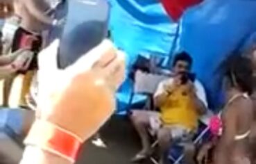 Flagra Hot de Safada de Trindade – GO Tirando Tudo e Rebolando no Pau no Churrasco