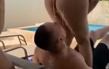 Gostosa pelada cavalgando o cara com cerveja Corona escorrendo na bunda