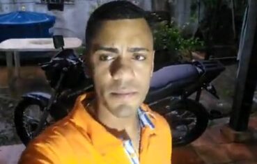Ines, a Coroa Milf Safada, Fodeu com Amigo ao Lado da Moto