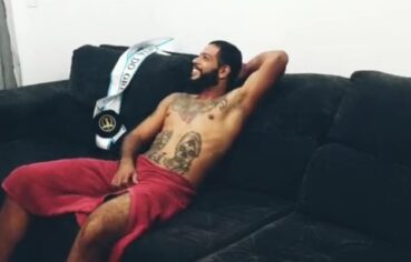Inês coroa gremista dá show em ménage ardente com dois machos