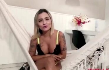 Iza peituda mamando gostoso e abrindo a buceta na rede