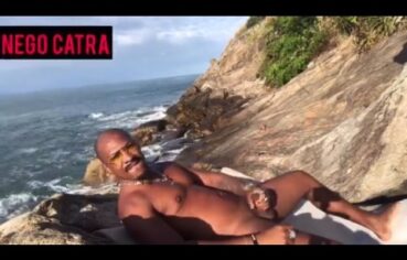 Letícia Mamou Gostoso e Levou Rola na Praia de Surpresa
