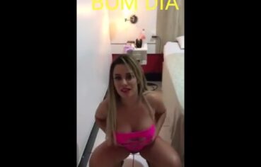 Lilith Scarlett Surpreende Grupo de WhatsApp Com Peitões à Vista