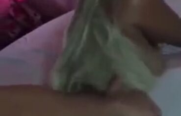 Loira Safada Entra de Quatro e Pedindo Leite, Enquanto Outro Filmava Tudo