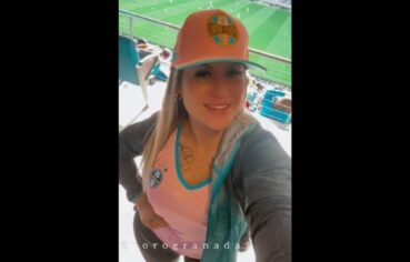 Loira safada exibe os peitões durante o jogo do Grêmio