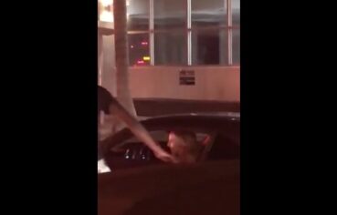 Loirinha Safada Dá um Boquete Ardente em Vendedor Ambulante e É Flagrada