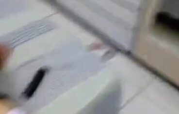 Loirinha Safada Rebola de Quatro e Leva Rola do Marido no Espelho