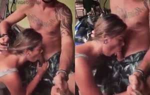 Mari Safadinha Dando um Boquete Gostoso no Namorado em Cima