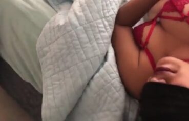 Morena ninfeta prova sua habilidade no garganta profunda