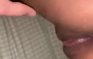 Morena Rabuda Enfia a Pica Gostoso de Quatro e Leva Porra Quente na Buceta