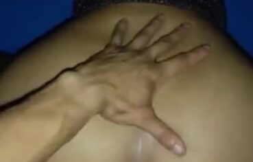 Morena safada de bunda grande arregaçando de quatro