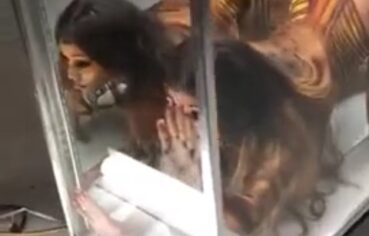 Morena Safada de Onça se Exibe Quase Nua em Aquário de Evento – Amadora
