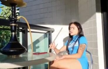 Moreninha safada abre as pernas pro amigo e leva rola sem dó