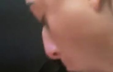 Moreninha safada dá uma mamada no taxista pra pagar a corrida