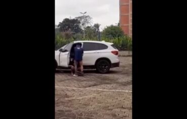 Moreninha safada dando o bumbum no carro – Flagra amador nacional