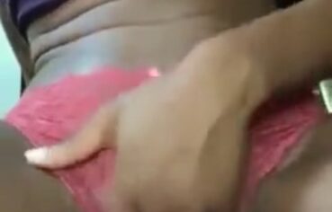 Mulata Safada Enfia o Dedinho na Buceta Molhada e Gemendo de Prazer