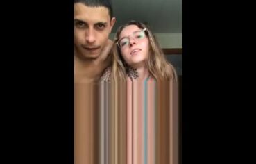 Namorada de óculos chupa gostoso e senta de quatro com tesão