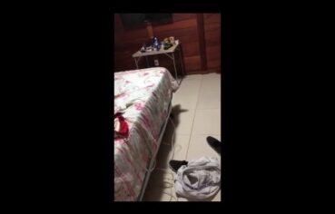 Namorada Hot Não Segura e Enche o Amigo de Tesão