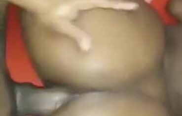 Negra Rabuda Exibe Tudo de Quatro Para o Parceiro Encher Seu Cu