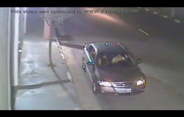 Ninfeta Safada Para o Carro e Mete Com o Namorado na Rua