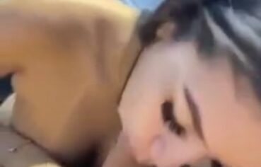 Ninfetinha peituda chupando com vontade até gozar na boca