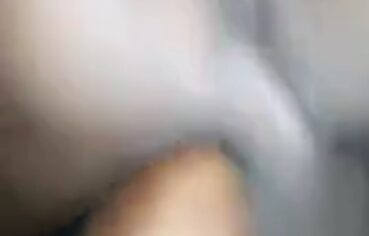 Novinha Mulata Magrinha Leva Piroca do Namorado de Quatro e Gozada Nas Costas