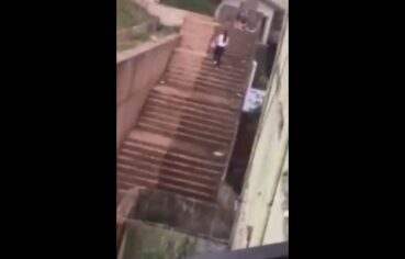 Novinha Ousada Transa na Escada Sob Olhares dos Passantes