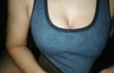 Novinha Peituda Arrepiou o Cara com Uma Espanhola Enquanto Segurava a Camisa