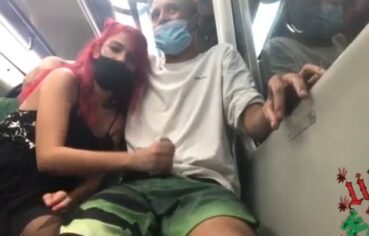 Novinha Safada Chupa o Pau do Namorado no Metrô